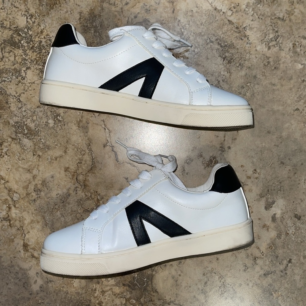 Mia Italia Low Top Sneakers
